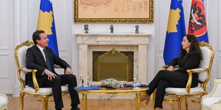 Nisin takimet, Osmani e pret Kurtin në zyre