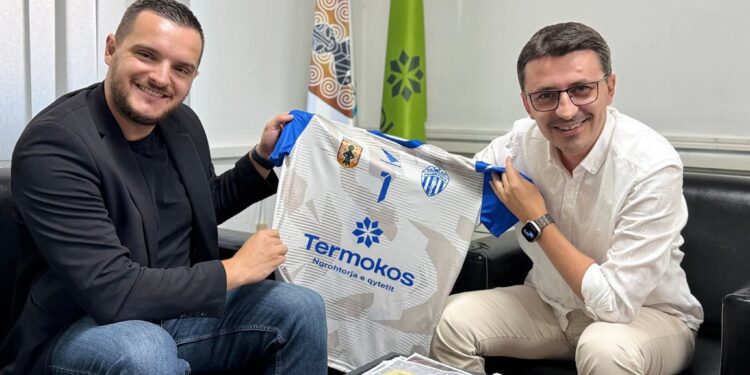 Termokos në mbështetje të sportit: Kryeshefi, Osmani pranon fanellën e KH Prishtina