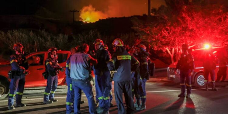 Grekët luftojnë me zjarret në ishullin e Kretës