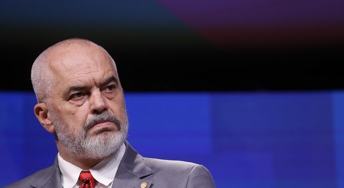 Rama i pakënaqur me kryetarin e  Vlorës, i kërkon shkarkimin e të gjithë drejtorëve