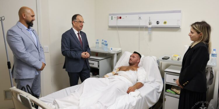 U djeg gjatë përballjes me zjarrin, Begaj viziton në spital shefin e policisë së Delvinës