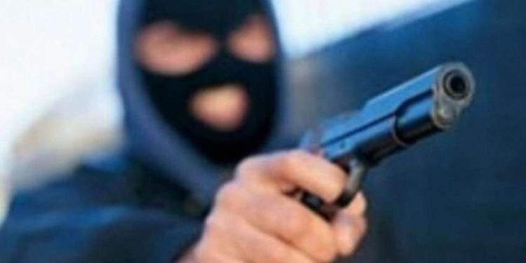 Nëna me vajzën 2-vjeçare plaqkitet me armë nga hajnat në pikë të ditës në Dardani