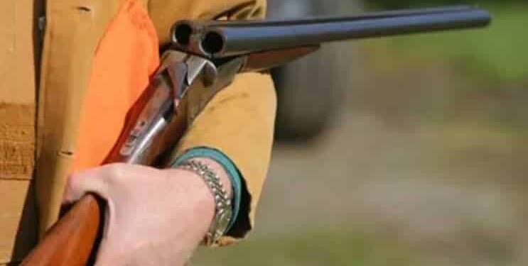 Postoi në Facebook foto me pushkën e dajës – arrestohet nga policia