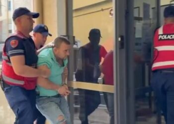 Flet fqinji i cili e strehoj 12-vjeçaren e abuzues nga babai  në Fier