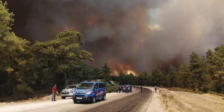 Mbi 50 mijë persona u detyruaran ti braktisin shtëpitë e tyre për shkak të zjarreve në Turqi