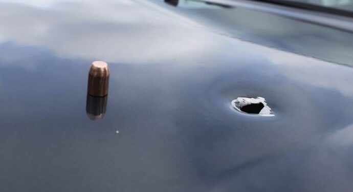 Plumbi qorr e godet veturën në lëvizje në Skenderaj