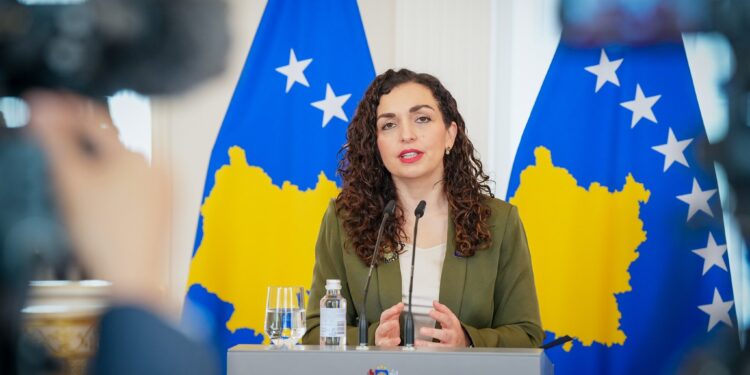 Zyrtari amerikan i Mbrojtjes, gjatë ditës pritet nga Osmani