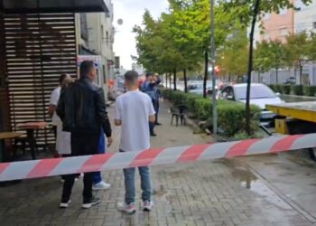 E rëndë në Durrës, shtylla në rrugë i merr jetën një personi