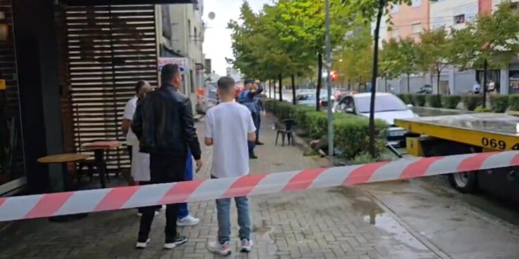E rëndë në Durrës, shtylla në rrugë i merr jetën një personi