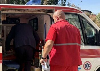 Rraje në Komunën e Prishtinës: Sami Salihu e godet me gotë në kokë zyrtari Fehmi Kupina