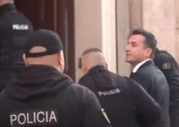 Seanca për shkarkimin, Erion Veliaj hyn me pranga në Gjykatën Kushtetuese