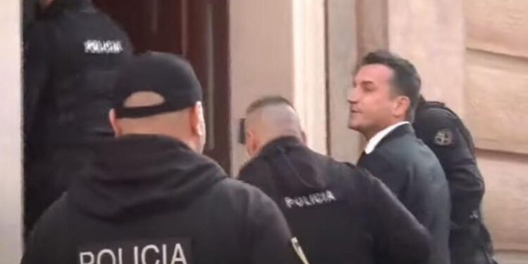 Seanca për shkarkimin, Erion Veliaj hyn me pranga në Gjykatën Kushtetuese