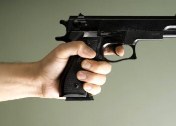 Nxënësi 13-vjeçar kapet me armën e prindit me leje në një shkollë të Ferizajt