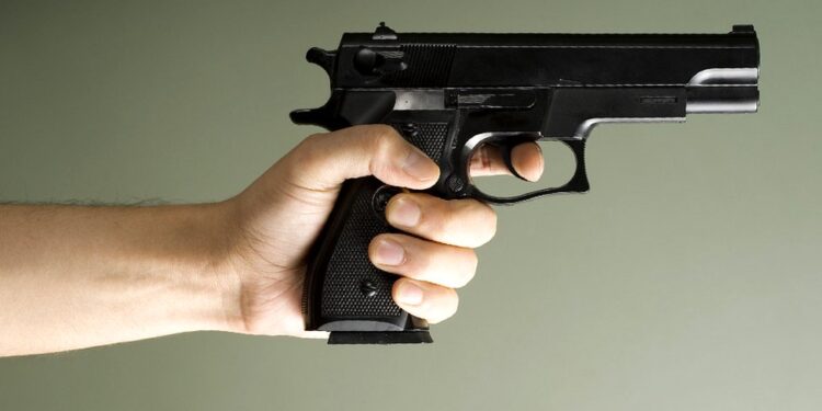 Nxënësi 13-vjeçar kapet me armën e prindit me leje në një shkollë të Ferizajt