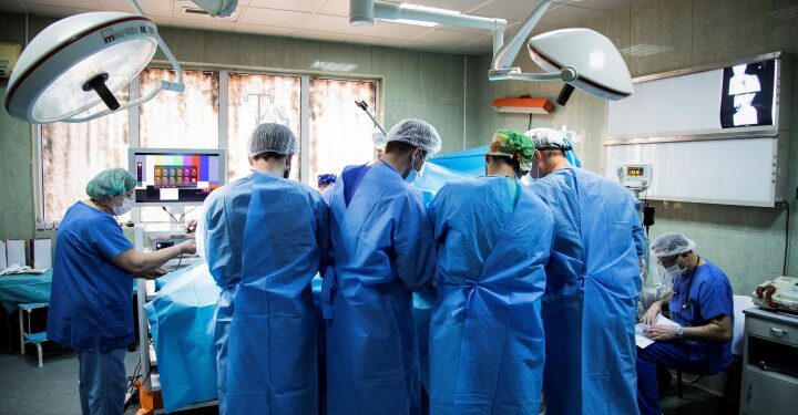 Kurti i ndanë mbi 25 milion për studentët, kurse pacientët vujnë në spitale pa pajisje staf