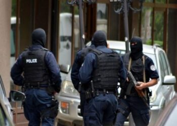 Bastisje në Podujevë, policia gjen armë, municion e drogë