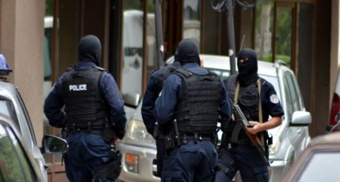 Arrestohën pesë persona Policia gjen drogë, armë e municion në Prizren