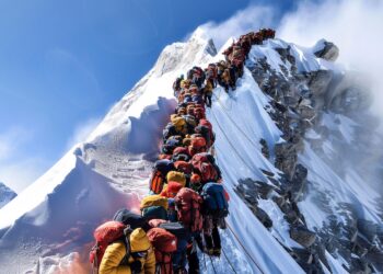 1 mijë alpinist bllokohën nga bora në shpatet e malit Everest