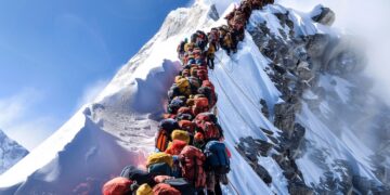 1 mijë alpinist bllokohën nga bora në shpatet e malit Everest