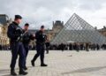 Pesë të dyshuar të rinj u arrestuan për vjedhjen e bizhuterive në Louvre
