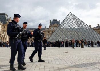 Pesë të dyshuar të rinj u arrestuan për vjedhjen e bizhuterive në Louvre