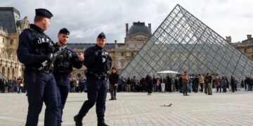 Pesë të dyshuar të rinj u arrestuan për vjedhjen e bizhuterive në Louvre