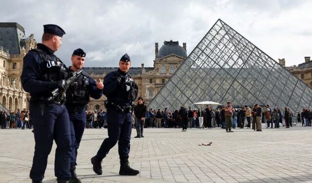 Pesë të dyshuar të rinj u arrestuan për vjedhjen e bizhuterive në Louvre