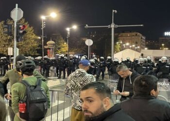 Tensione dhe përplasje para Kuvendit të Serbisë