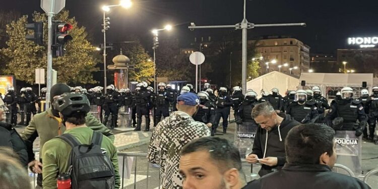 Tensione dhe përplasje para Kuvendit të Serbisë