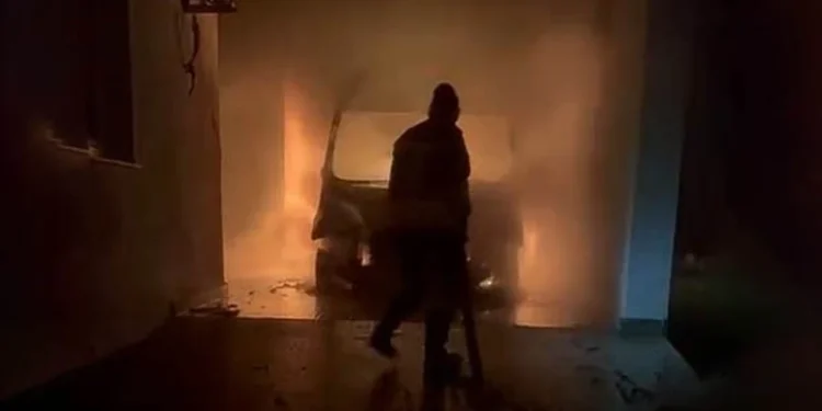 Zjarr në QMF-në në Ratkoc, digjet një autoambulancë – një i dyshuar në kërkim