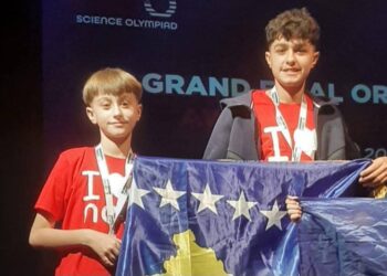 Dy vëllezër, një flamur qe po e bëjnë krenarë Kosovën