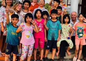 Ramiz Tafilaj e viziton jetimoren budiste në Vietnam