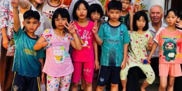 Ramiz Tafilaj e viziton jetimoren budiste në Vietnam